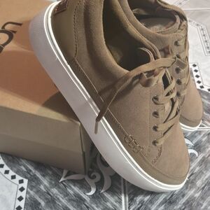 Ugg Women's Zilo Lace Up Sneaker 9 NIB